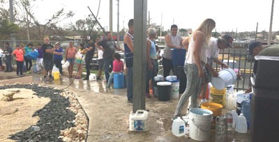 Yksi Baxterin tuotantolaitoksista Puerto Ricossa järjesti vettä asukkaille.