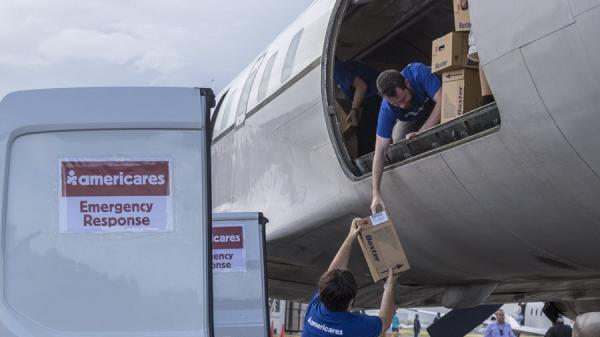 Produkter skänkta av Baxter anländer till Puerto Rico med Americares flyg för katastrofhjälp. Foto: Alejandro Granadillo/Americares.